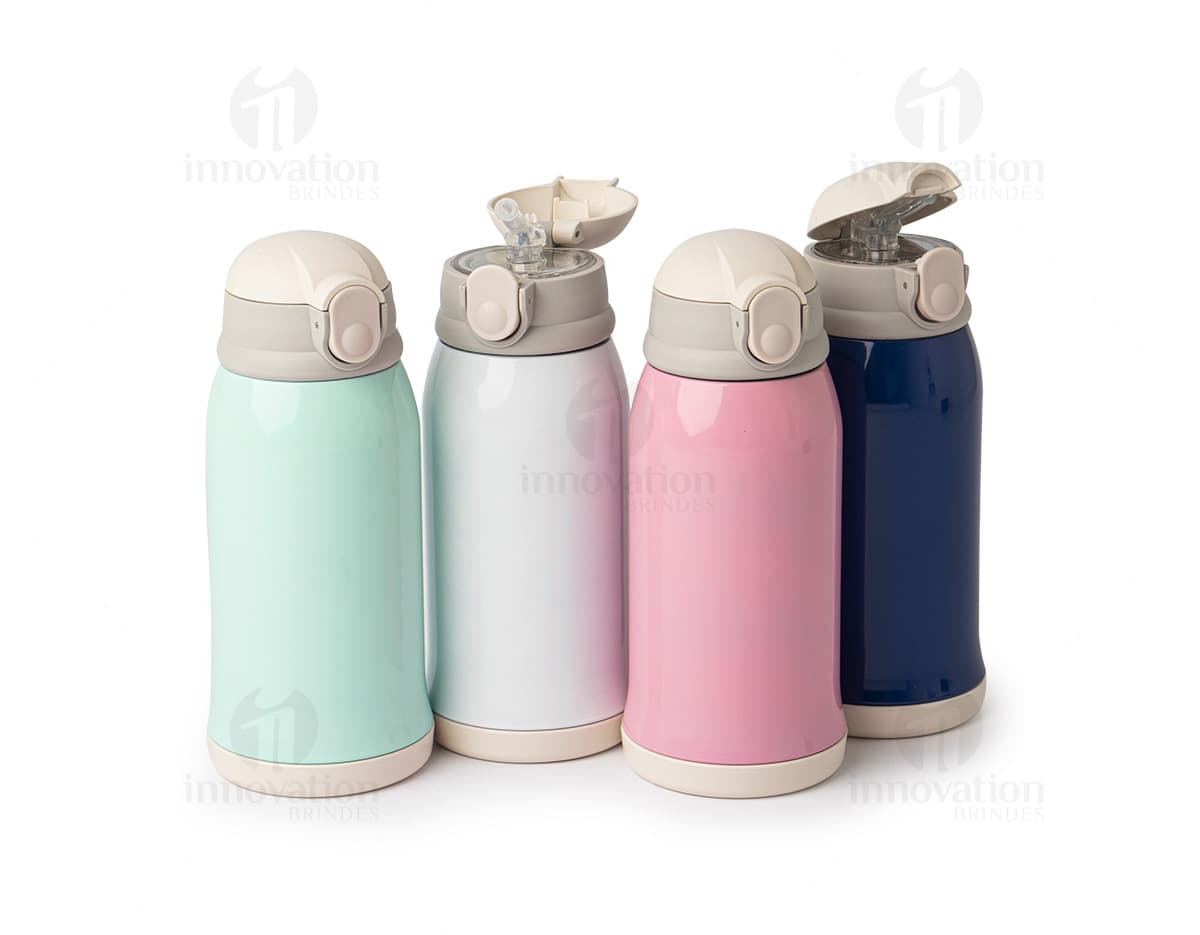 Garrafa térmica de 550ml em aço inoxidável com tampa rosqueável e design moderno.