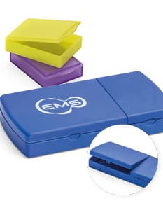 Porta comprimidos com tampa na cor azul, feito de plástico resistente.