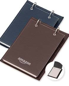 Bloco de Anotacao de Mesa em papel kraft com folhas brancas e caneta preta ao lado.