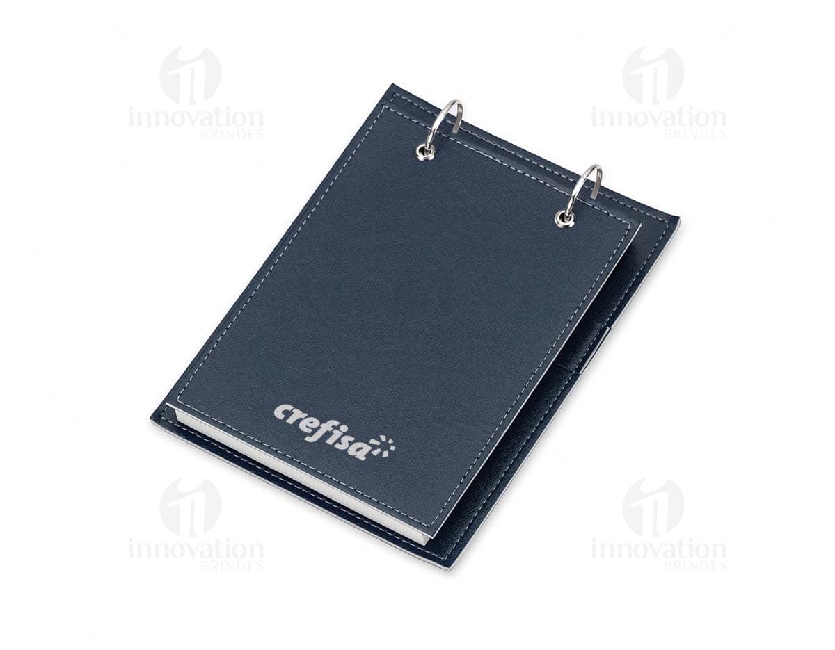 Bloco de Anotacao de Mesa em papel kraft com folhas brancas e caneta preta ao lado.