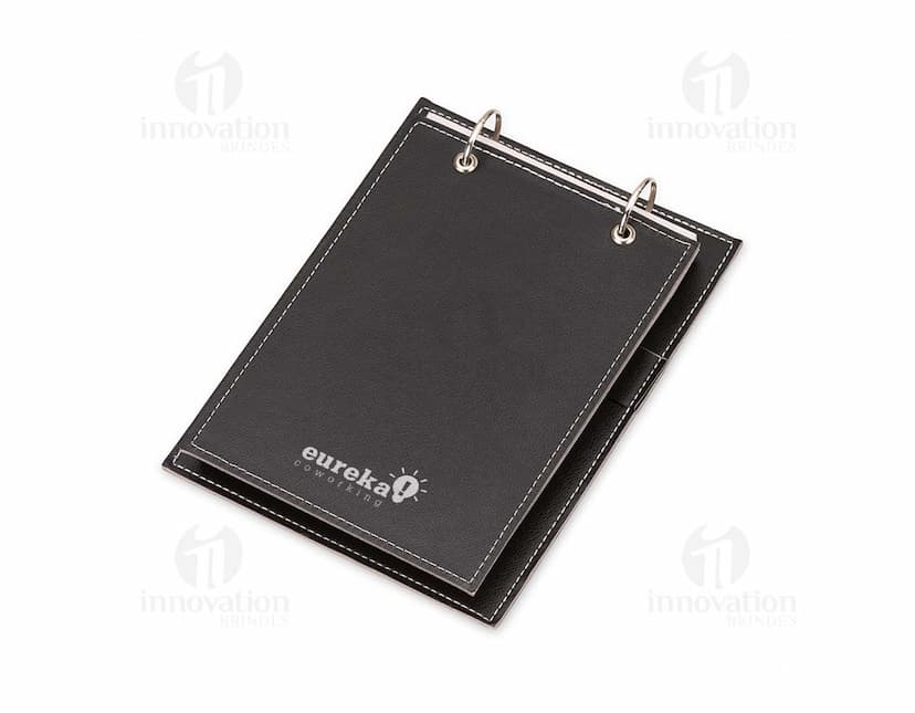 Bloco de Anotacao de Mesa em papel kraft com folhas brancas e caneta preta ao lado.