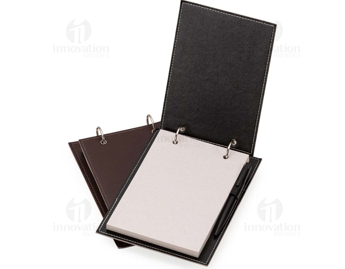 Bloco de Anotacao de Mesa em papel kraft com folhas brancas e caneta preta ao lado.