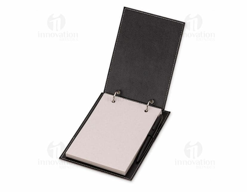 Bloco de Anotacao de Mesa em papel kraft com folhas brancas e caneta preta ao lado.