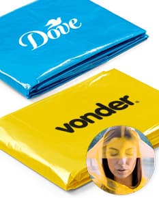 Capa de chuva de tamanho único em destaque, com design clean e amarelo. A imagem mostra a capa de chuva de forma objetiva, sem nenhuma pessoa ou objeto ao redor.