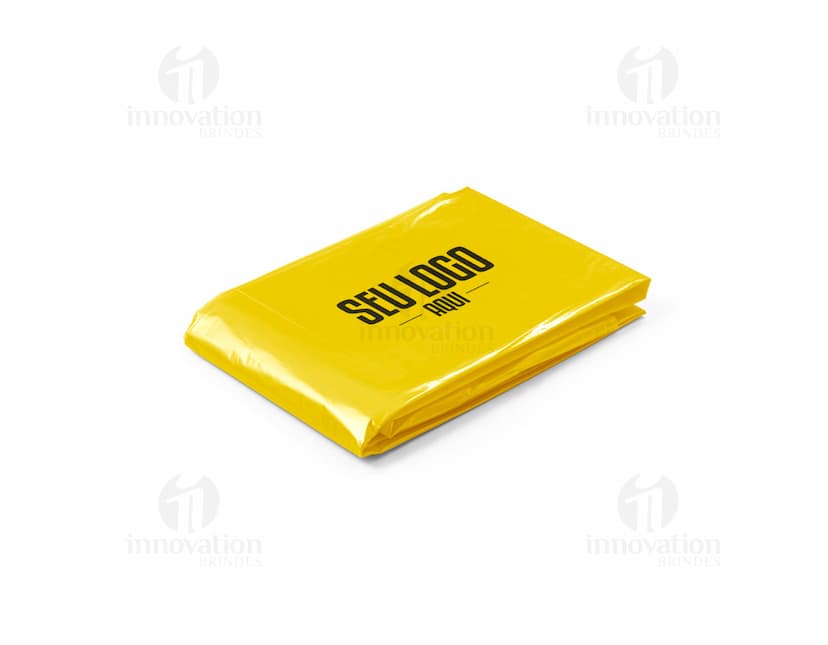 Capa de chuva de tamanho único em destaque, com design clean e amarelo. A imagem mostra a capa de chuva de forma objetiva, sem nenhuma pessoa ou objeto ao redor.