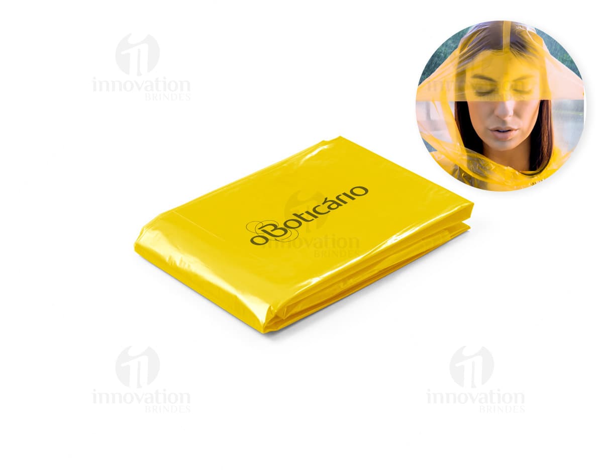 Capa de chuva de tamanho único em destaque, com design clean e amarelo. A imagem mostra a capa de chuva de forma objetiva, sem nenhuma pessoa ou objeto ao redor.