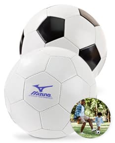 Bola de futebol em PVC branca e preta.