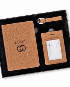 Kit Viagem 3 Peças, contendo uma mala de viagem, uma nécessaire e um porta documentos, em cores vibrantes e textura resistente. Ideal para suas viagens com praticidade e estilo.