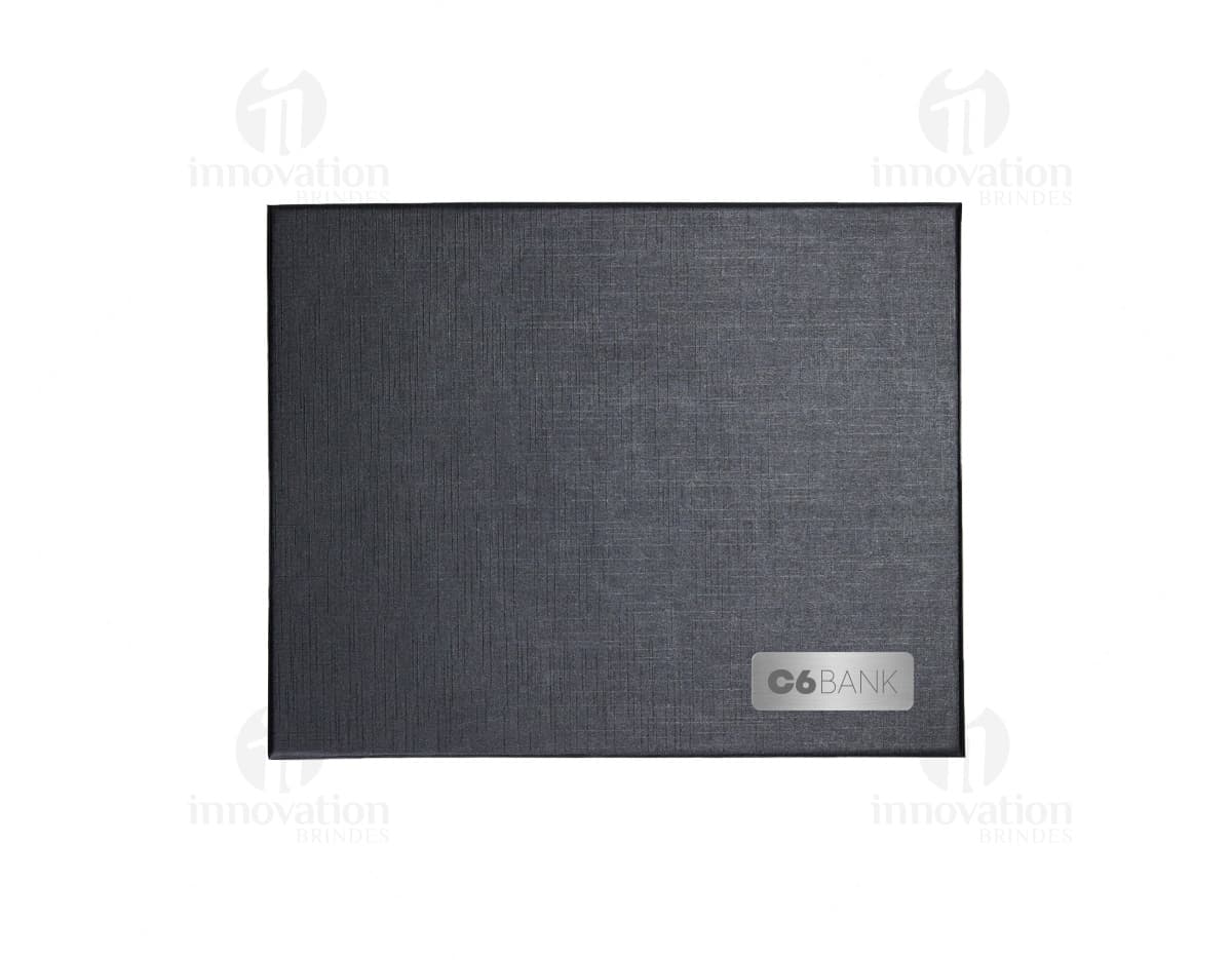 Kit Viagem 3 Peças, contendo uma mala de viagem, uma nécessaire e um porta documentos, em cores vibrantes e textura resistente. Ideal para suas viagens com praticidade e estilo.