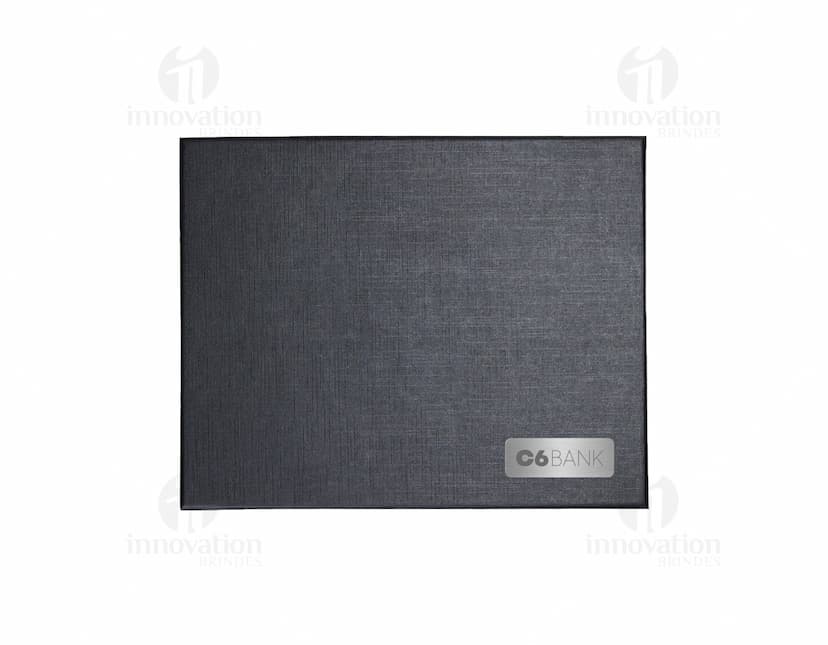 Kit Viagem 3 Peças, contendo uma mala de viagem, uma nécessaire e um porta documentos, em cores vibrantes e textura resistente. Ideal para suas viagens com praticidade e estilo.