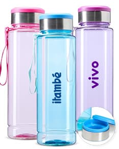 Garrafa plástica transparente com capacidade de 950ml e com compartimento para armazenar comprimidos integrado à tampa.