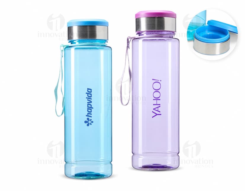 Garrafa plástica transparente com capacidade de 950ml e com compartimento para armazenar comprimidos integrado à tampa.