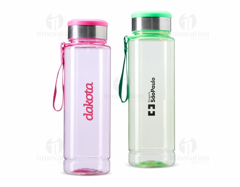 Garrafa plástica transparente com capacidade de 950ml e com compartimento para armazenar comprimidos integrado à tampa.