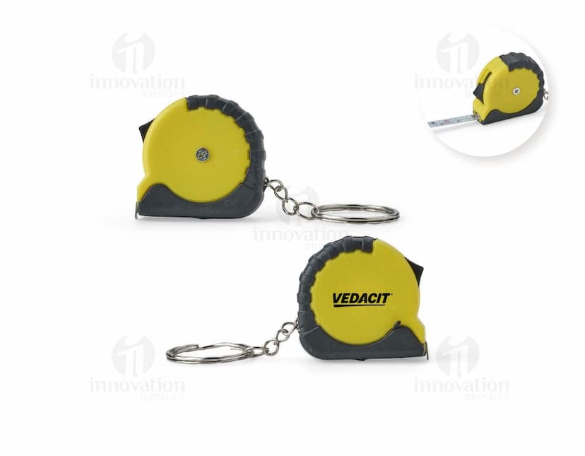 Chaveiro Trena Plástico 1 Metro: Chaveiro em forma de trena de plástico com um metro de comprimento.