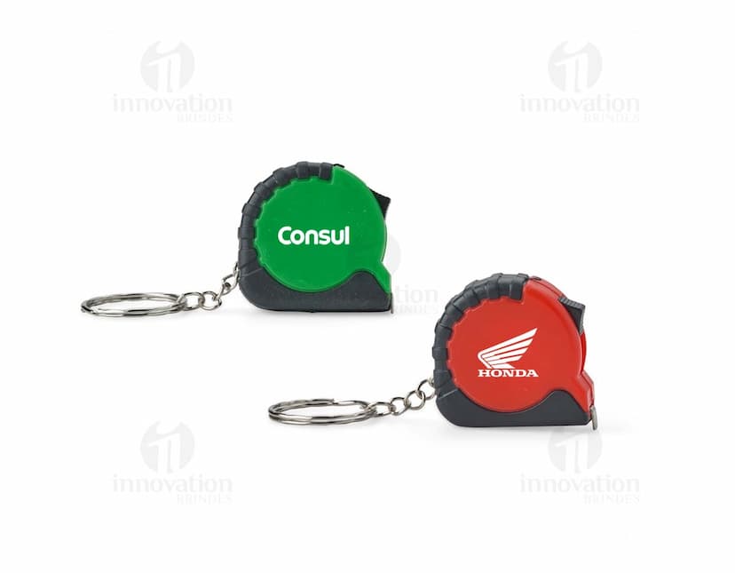 Chaveiro Trena Plástico 1 Metro: Chaveiro em forma de trena de plástico com um metro de comprimento.