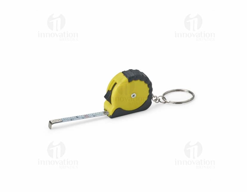 Chaveiro Trena Plástico 1 Metro: Chaveiro em forma de trena de plástico com um metro de comprimento.