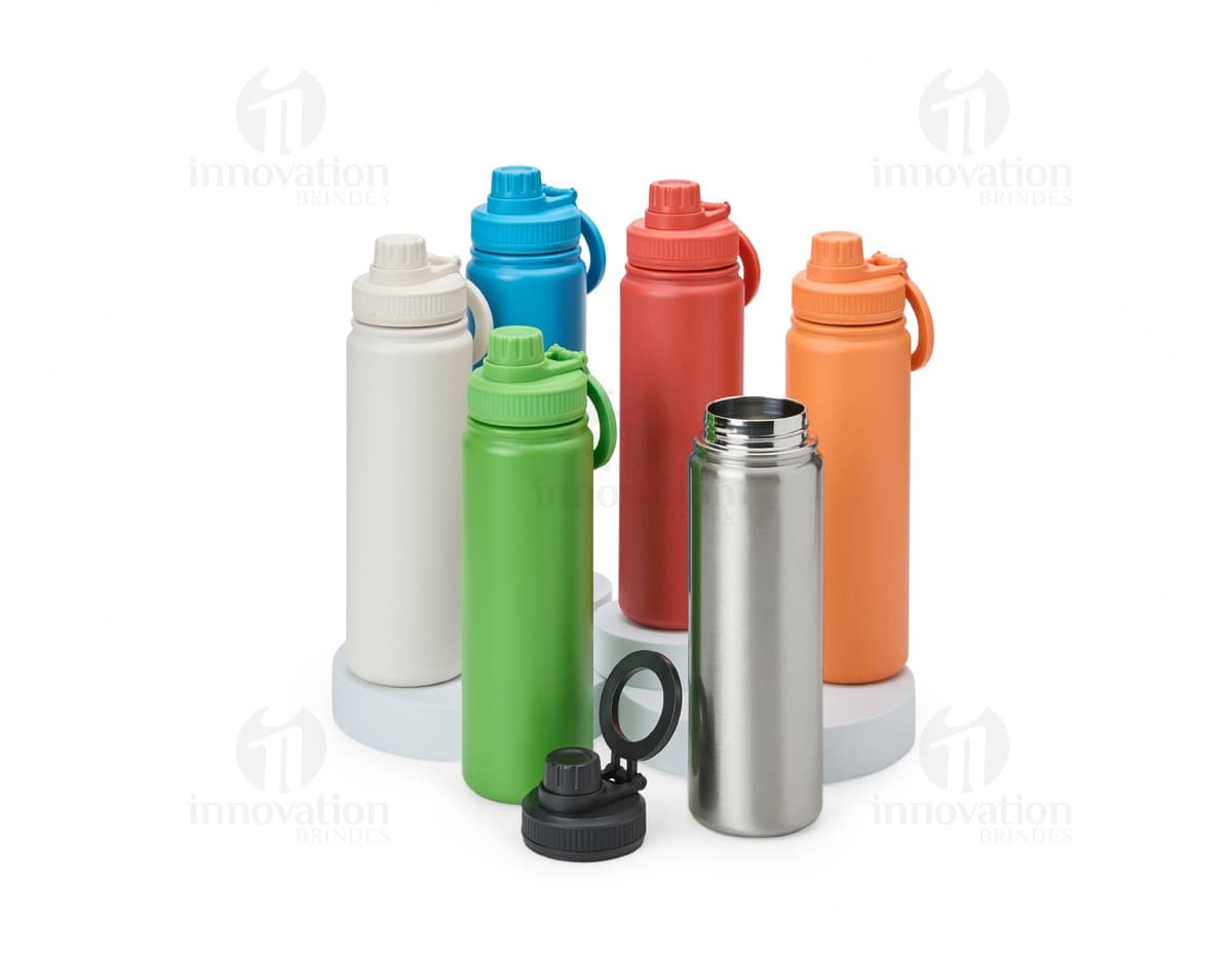 Garrafa térmica de aço inoxidável com capacidade de 750ml.