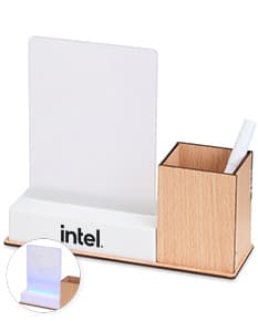 Quadro LED com Porta-Caneta em fundo branco, com luzes acesas e marcadores coloridos ao redor.