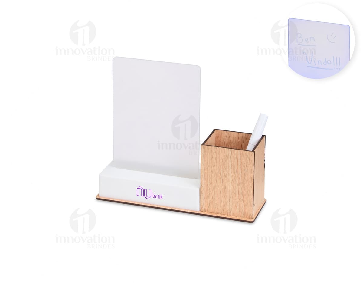 Quadro LED com Porta-Caneta em fundo branco, com luzes acesas e marcadores coloridos ao redor.