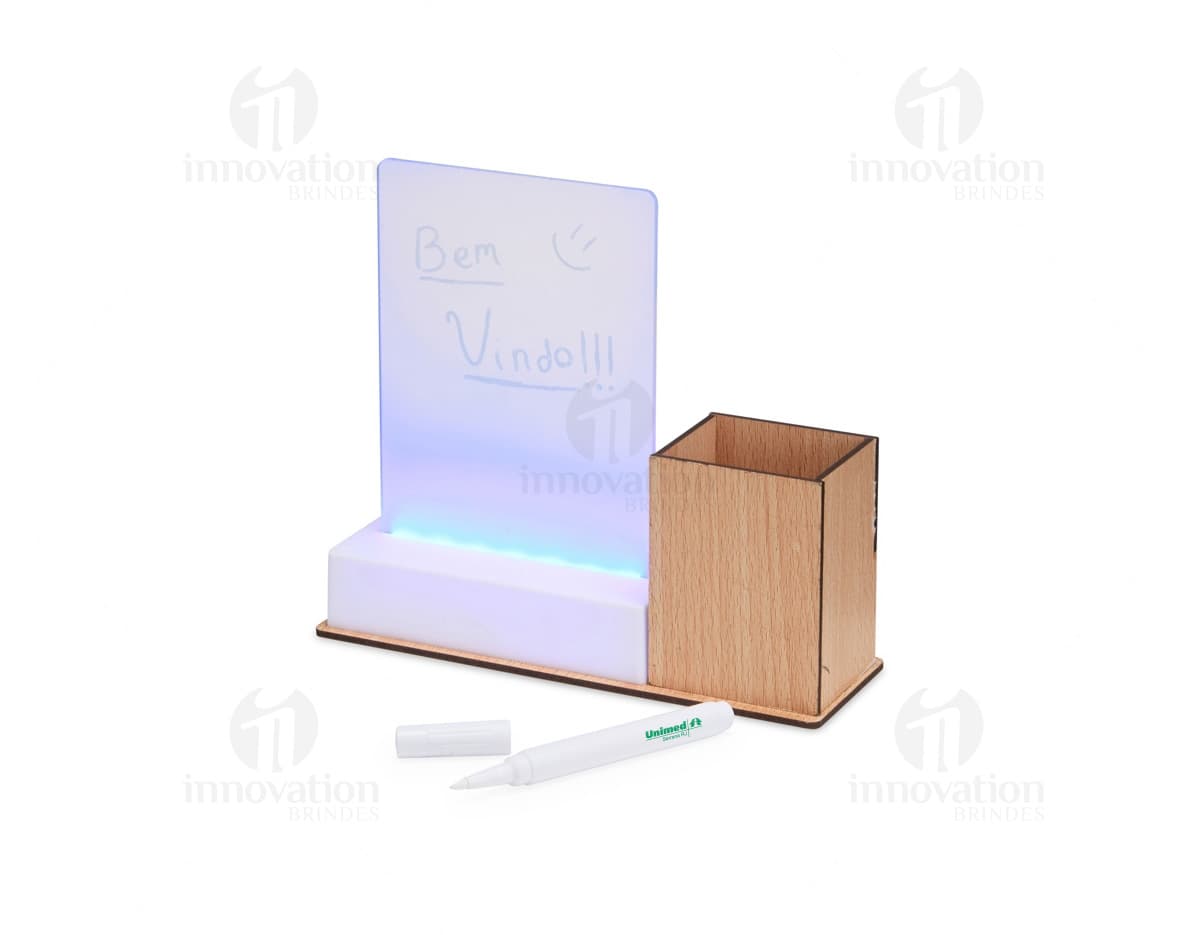 Quadro LED com Porta-Caneta em fundo branco, com luzes acesas e marcadores coloridos ao redor.