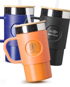 Caneca térmica 400ml de cor preta, com tampa de rosca e alça para segurar.