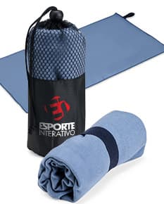 Toalha PoliFit em cor azul com design texturizado.