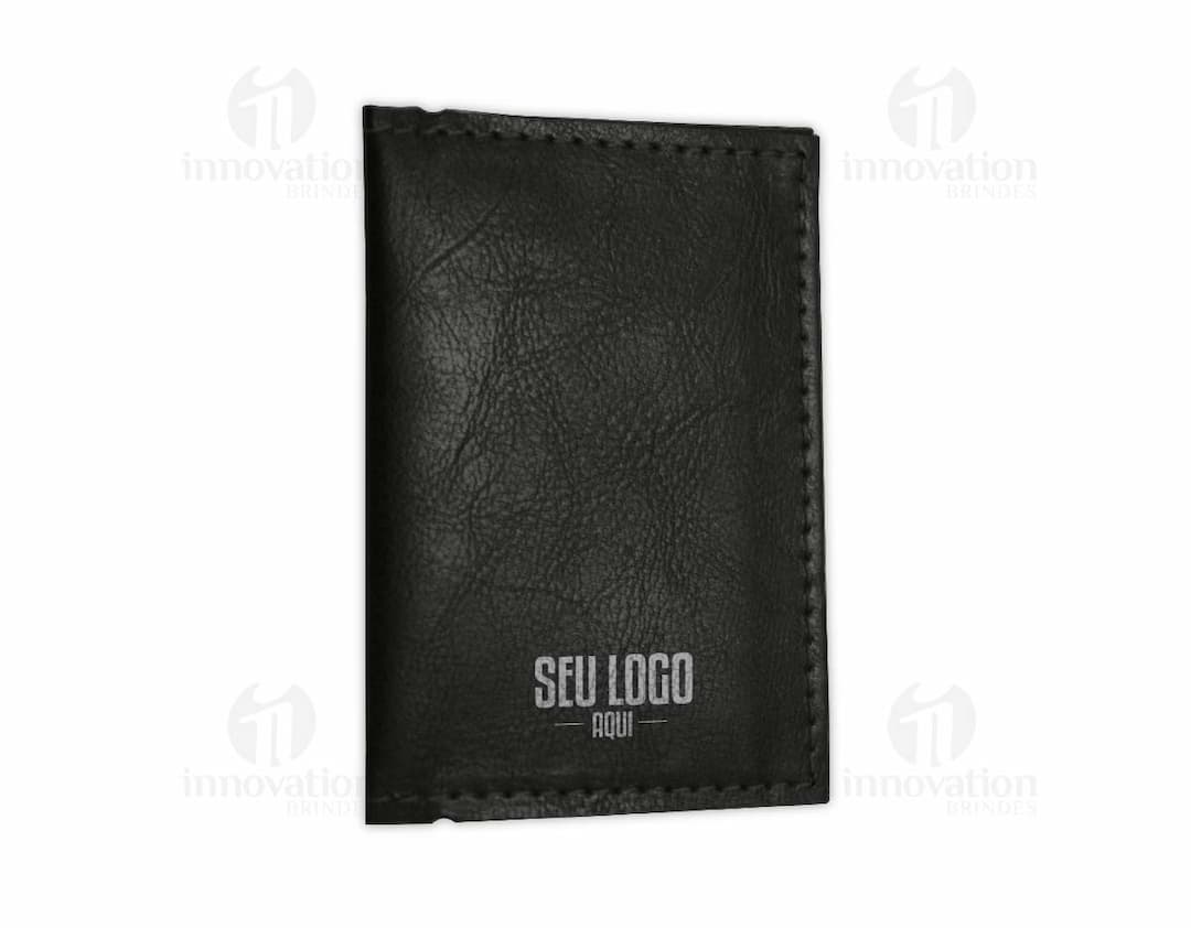 Porta cartão em couro sintético preto, com divisórias internas e fecho de botão.