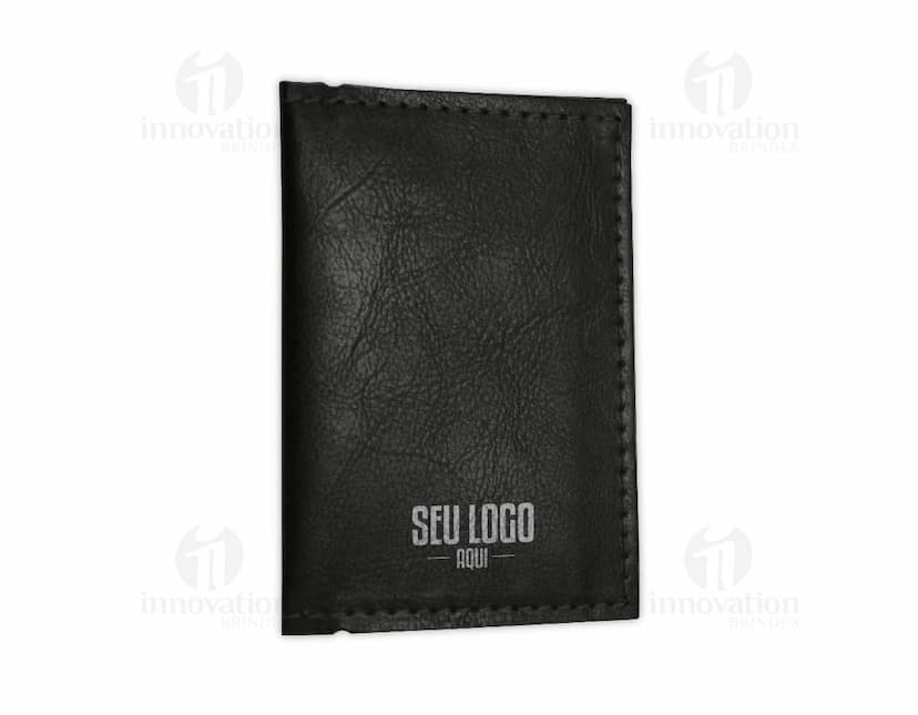 Porta cartão em couro sintético preto, com divisórias internas e fecho de botão.