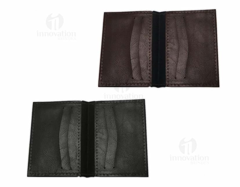 Porta cartão em couro sintético preto, com divisórias internas e fecho de botão.