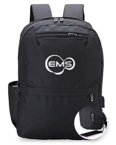 Mochila de Nylon na cor preta com alças ajustáveis e bolso frontal com zíper.