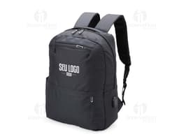Mochila de Nylon na cor preta com alças ajustáveis e bolso frontal com zíper.