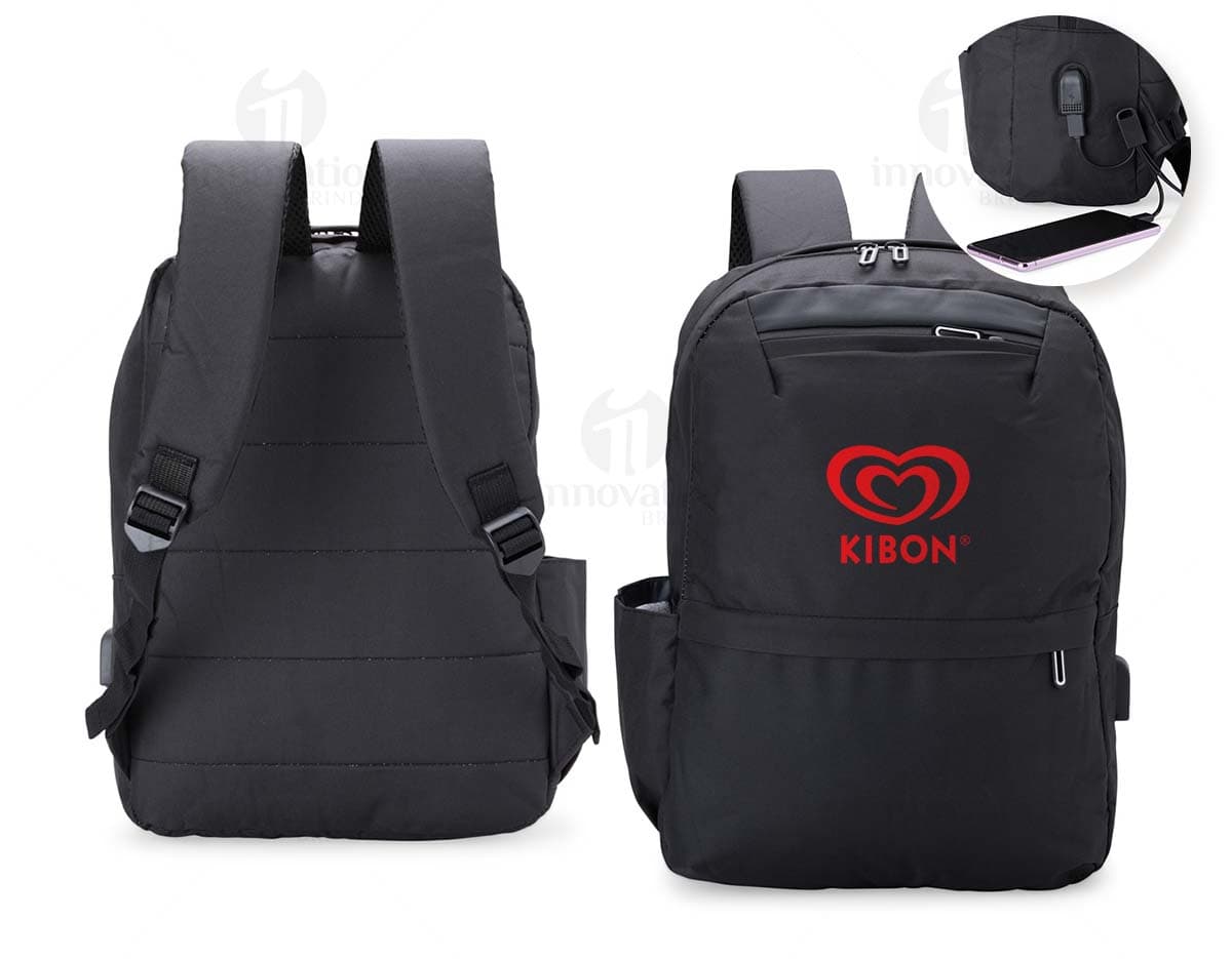 Mochila de Nylon na cor preta com alças ajustáveis e bolso frontal com zíper.