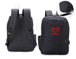 Mochila de Nylon na cor preta com alças ajustáveis e bolso frontal com zíper.