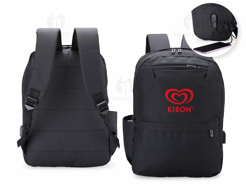 Mochila de Nylon na cor preta com alças ajustáveis e bolso frontal com zíper.