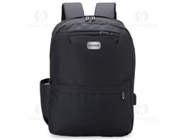 Mochila de Nylon na cor preta com alças ajustáveis e bolso frontal com zíper.