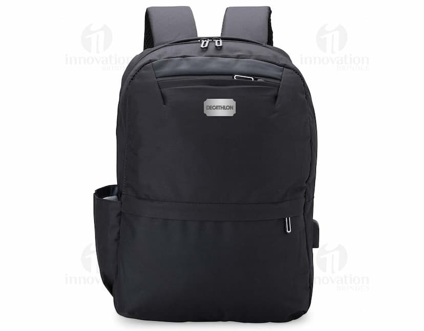 Mochila de Nylon na cor preta com alças ajustáveis e bolso frontal com zíper.