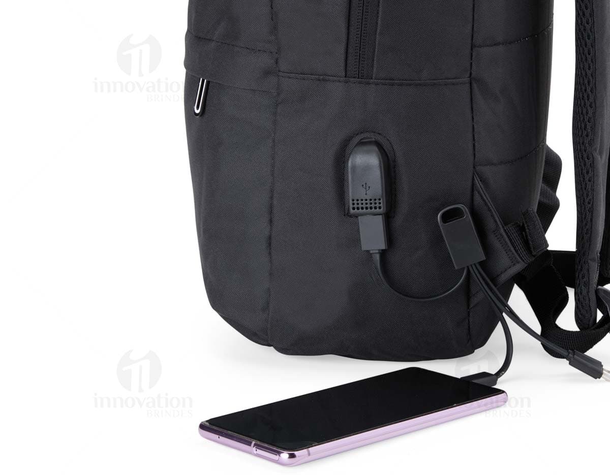 Mochila de Nylon na cor preta com alças ajustáveis e bolso frontal com zíper.