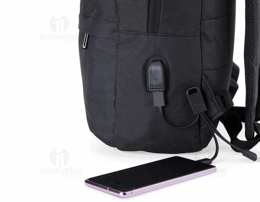 Mochila de Nylon na cor preta com alças ajustáveis e bolso frontal com zíper.