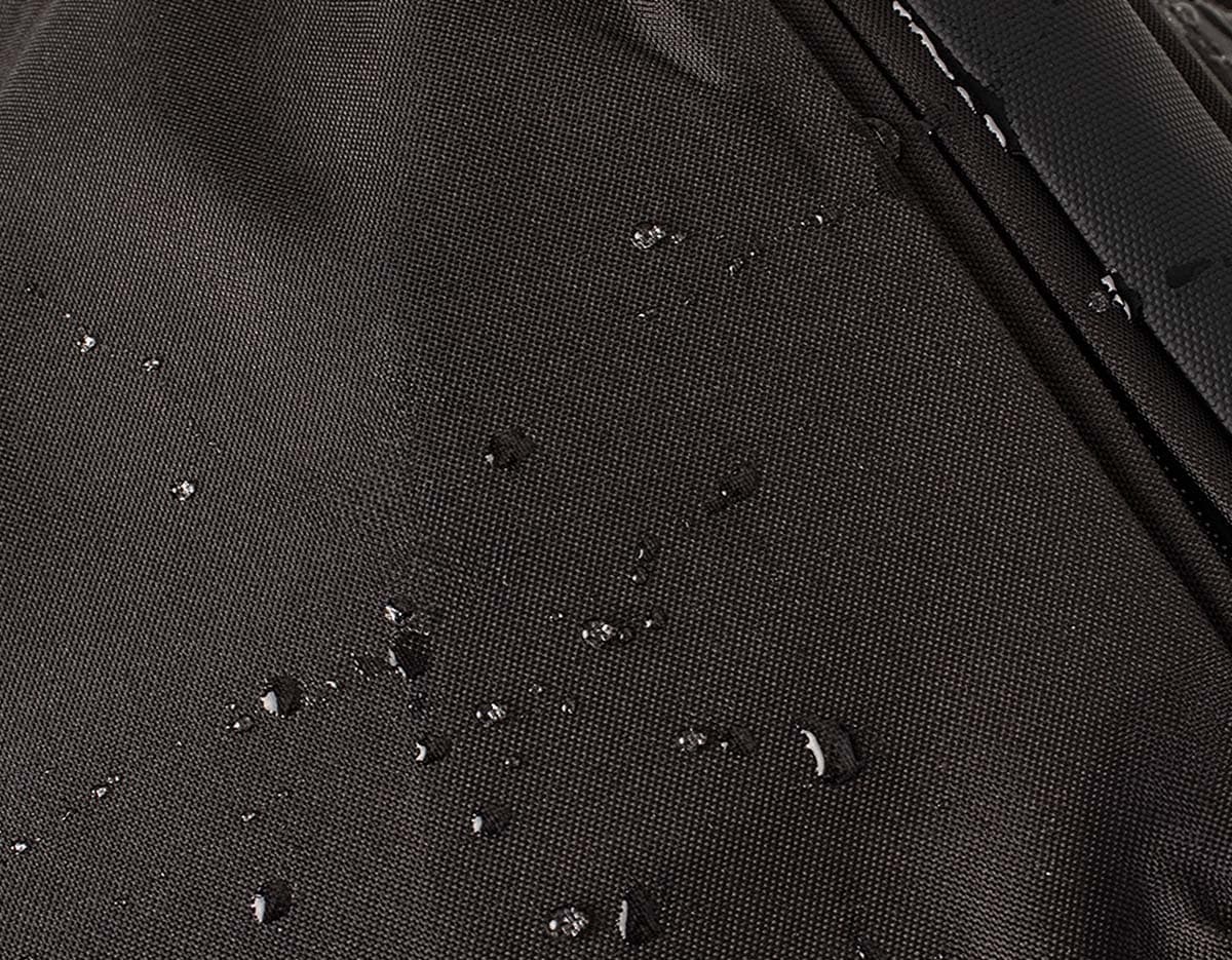 Mochila de Nylon na cor preta com alças ajustáveis e bolso frontal com zíper.