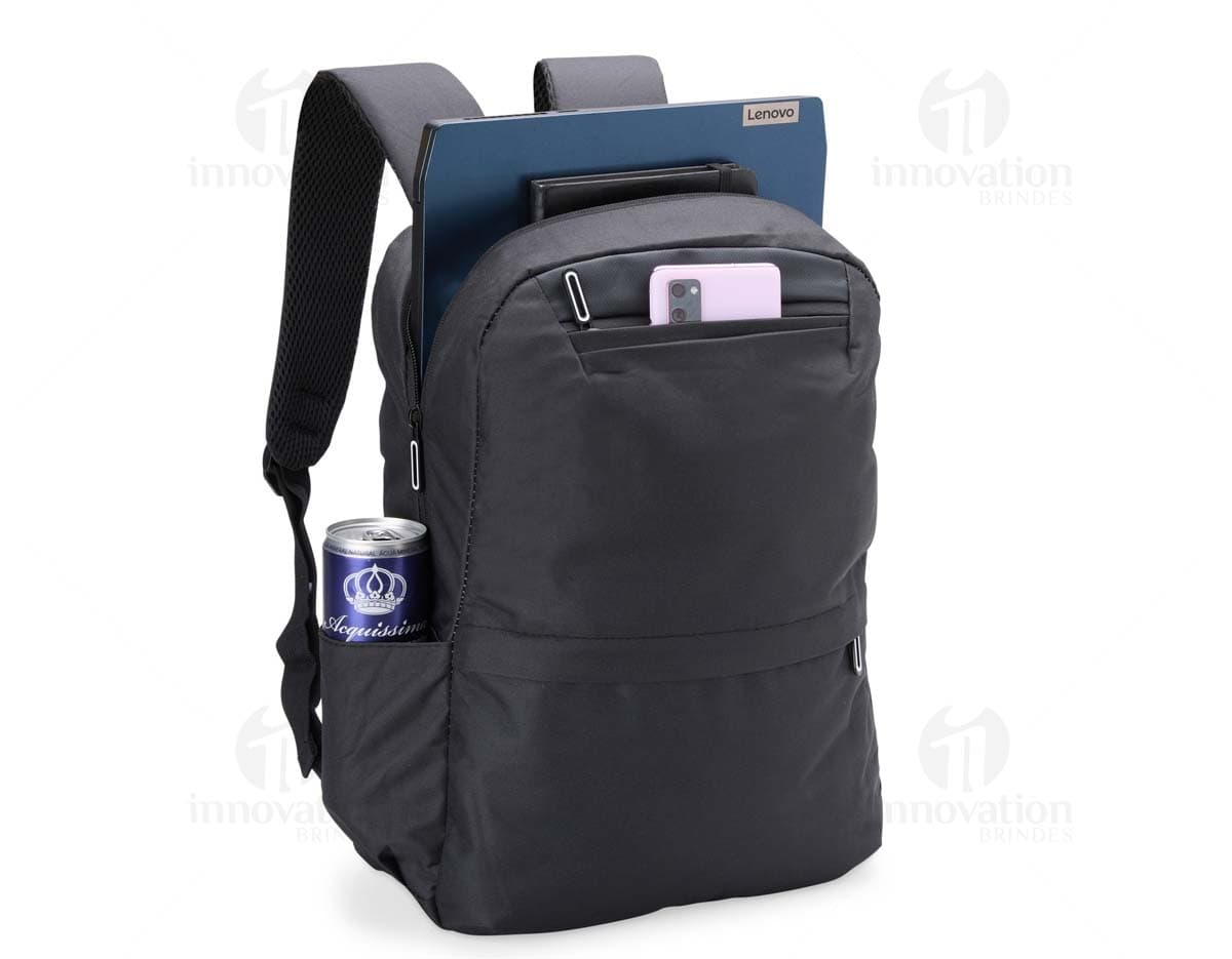 Mochila de Nylon na cor preta com alças ajustáveis e bolso frontal com zíper.