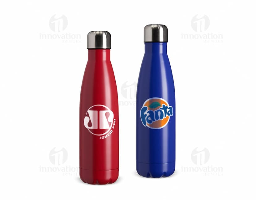 Garrafa Térmica Inox 500ml na cor prata, isolada em fundo branco.