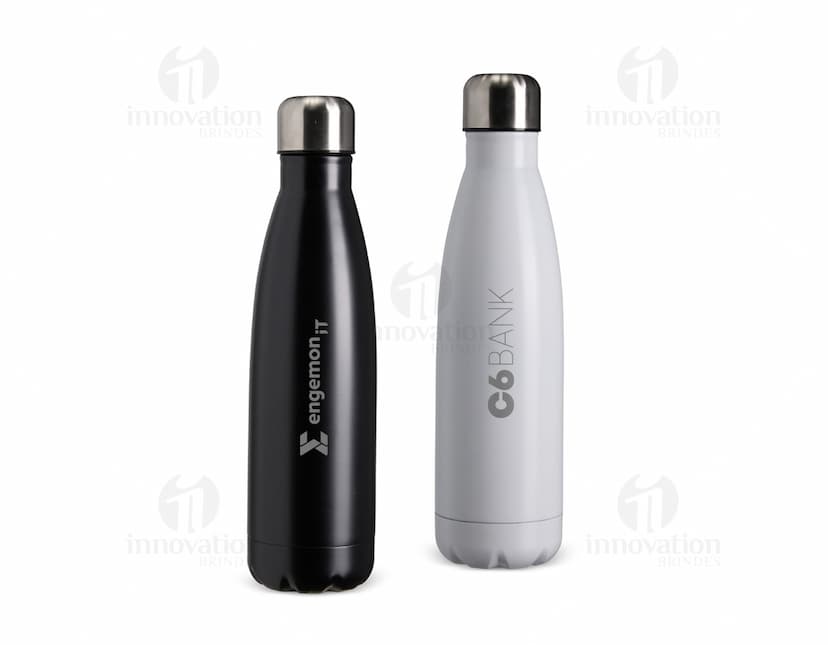 Garrafa Térmica Inox 500ml na cor prata, isolada em fundo branco.