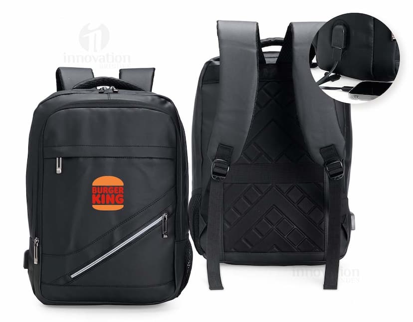 Mochila Couro Sintético 18 Litros em cor marrom escuro, possui alças ajustáveis e fecho com zíper. Ideal para uso diário ou viagens.