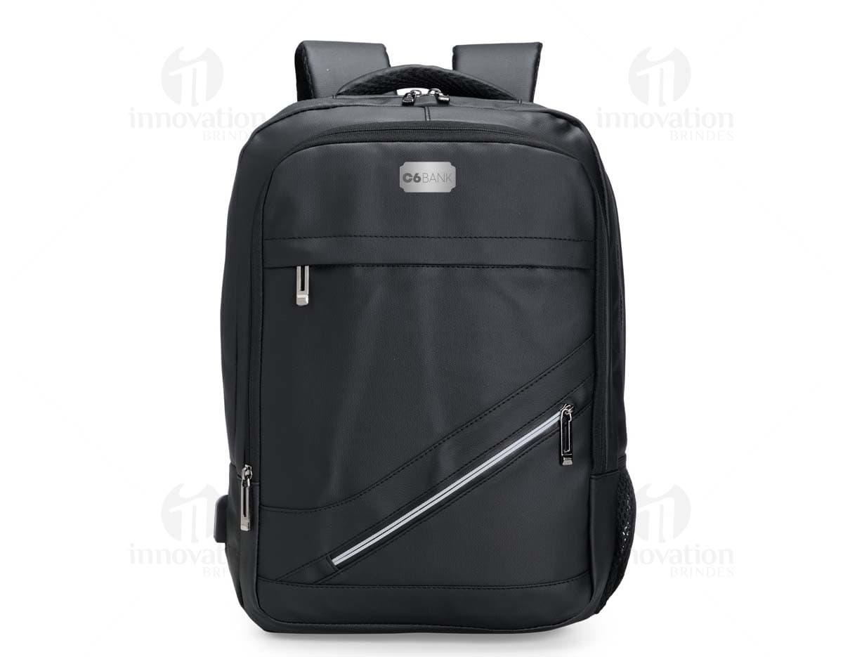 Mochila Couro Sintético 18 Litros em cor marrom escuro, possui alças ajustáveis e fecho com zíper. Ideal para uso diário ou viagens.