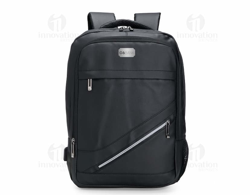 Mochila Couro Sintético 18 Litros em cor marrom escuro, possui alças ajustáveis e fecho com zíper. Ideal para uso diário ou viagens.