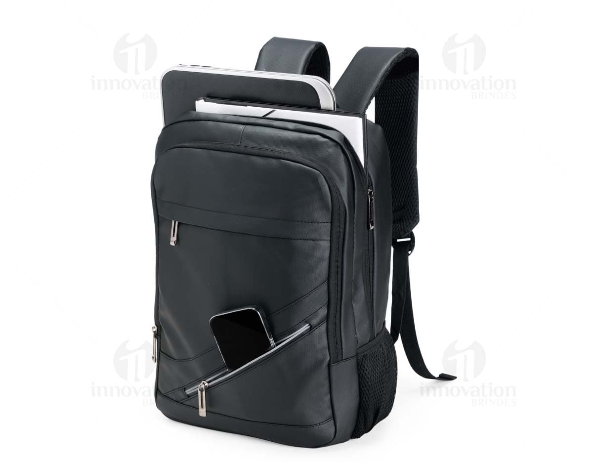 Mochila Couro Sintético 18 Litros em cor marrom escuro, possui alças ajustáveis e fecho com zíper. Ideal para uso diário ou viagens.