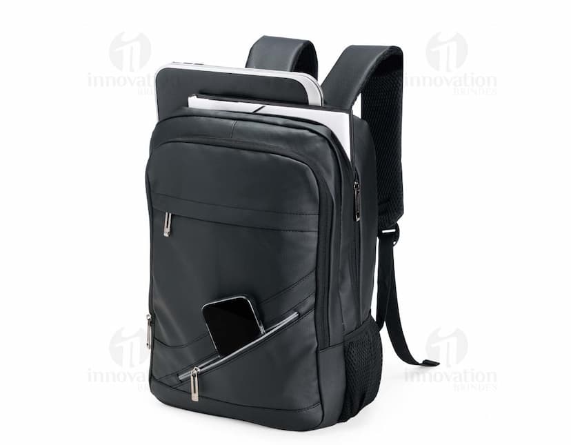 Mochila Couro Sintético 18 Litros em cor marrom escuro, possui alças ajustáveis e fecho com zíper. Ideal para uso diário ou viagens.