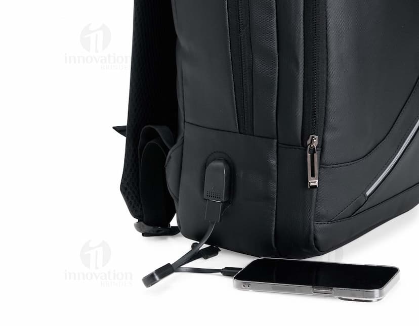 Mochila Couro Sintético 18 Litros em cor marrom escuro, possui alças ajustáveis e fecho com zíper. Ideal para uso diário ou viagens.