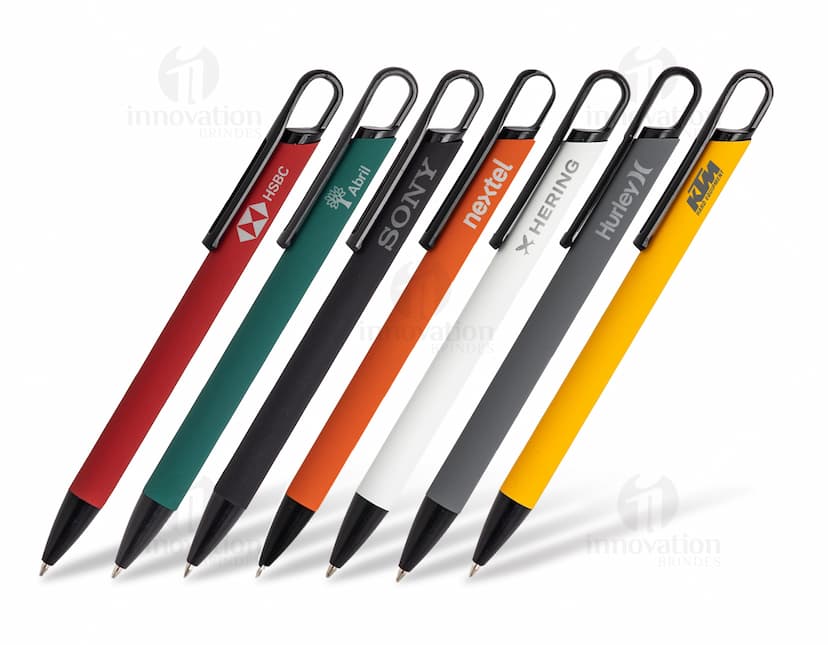 Caneta Metal Touch em tom de prata com ponta touch screen e detalhes em preto.