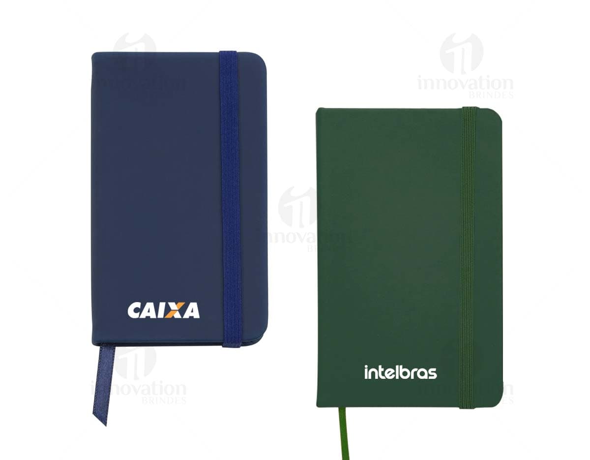 Caderneta emborrachada na cor verde com elástico para fechamento e marcador de página amarelo.
